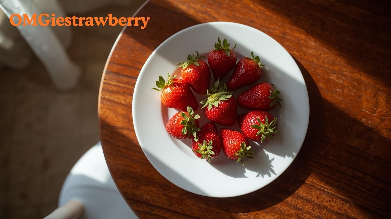 Fresh red strawberries on a white plate with sunlight – OMGiestrawberry food trend