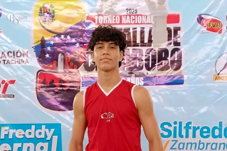 jesus daniel bastidas pereira posing at a national boxing tournament in Venezuela wearing red gear in front of event backdrop